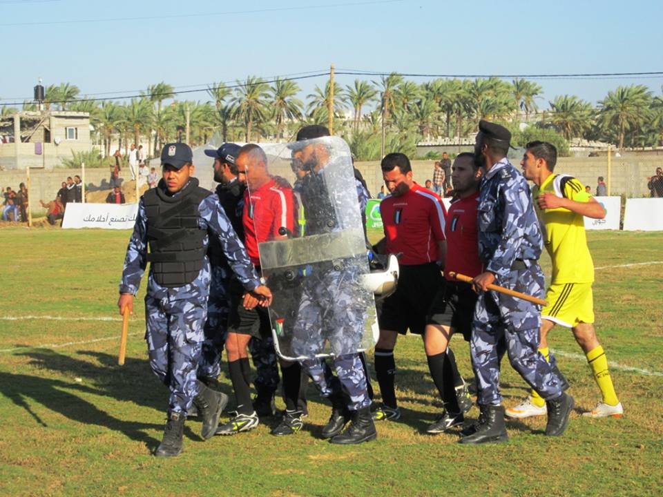 الشغب في ملاعب كرة القدم بغزة في عيون الرياضيين