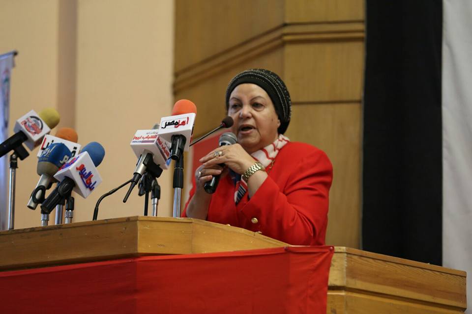 عائشة عبد الهادي تفخر بالعزة والكرامة وسط عاملات مصر