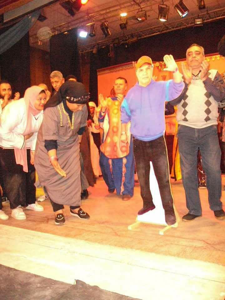 المخرج سامح فتحي يحيي جمهور مسرحية أصل وعفريت بومبا بالمنيا