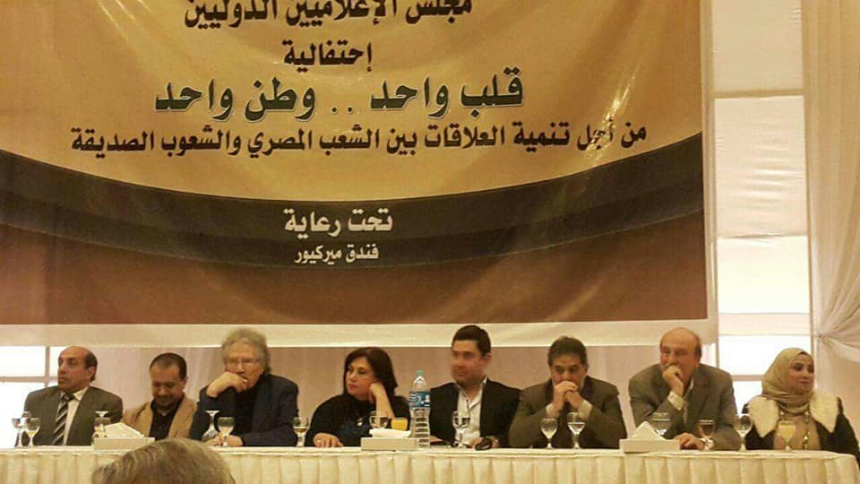 بالصور.. فاتن شركس ترفع شعار ”الفنانين العرب.. قلب واحد”