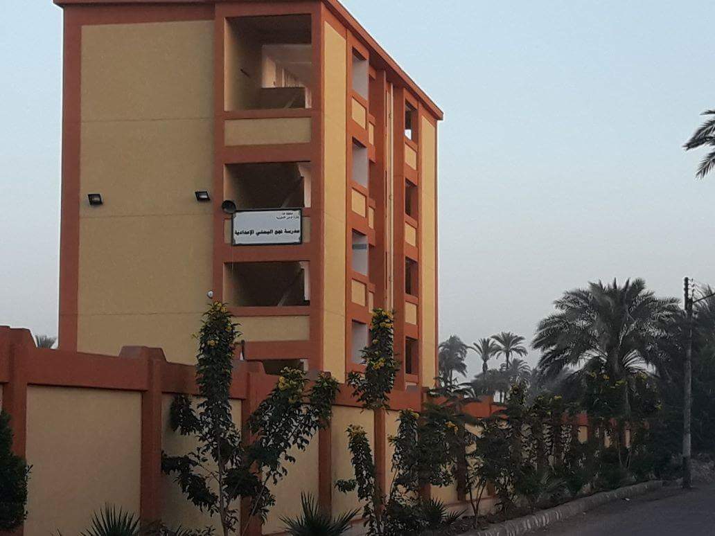 محافظ قنا يثنى علي تميز  مدرسة نجع اليمنى الإعدادية