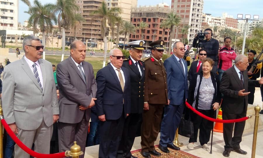 محافظ بورسعيد يضع اكليل من الزهور علي النصب التذكاري ويزيح الستار عن تمثال عبد المنعم رياض