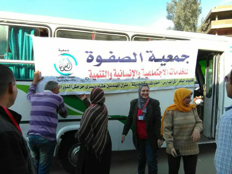 جمعية الصفوة للخدمات توفر اتوبيسات مجانية لنقل الأهالي لقافلةعلاج فيرس سي