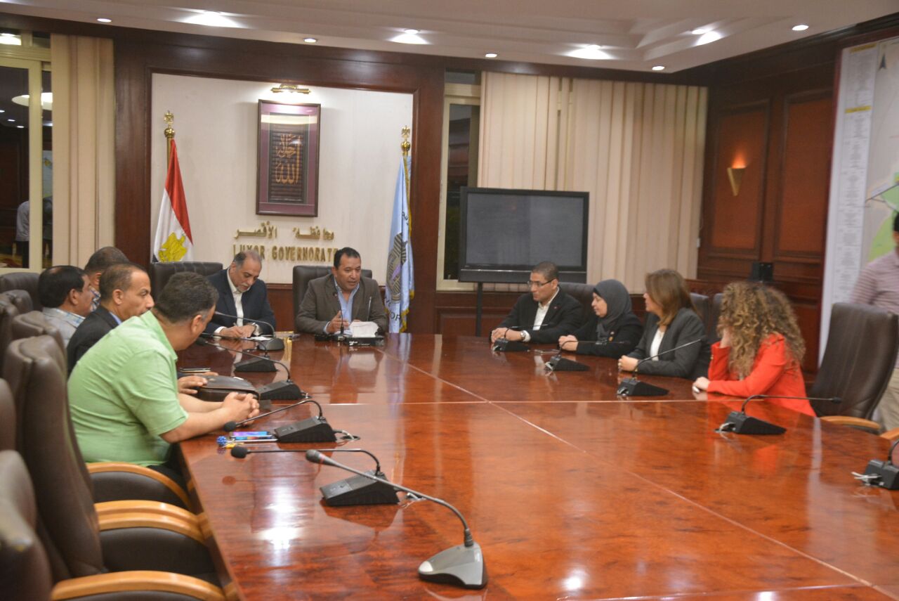 القصبى يتفق مع محافظ الاقصر على عقد مؤتمر لتوظيف ذوى الاعاقة ويفتتح احدى الجمعيات ويفاجئ أخرى