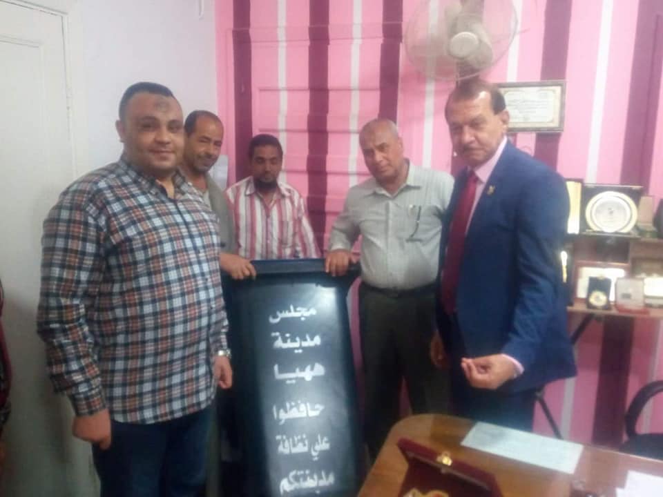 بالصور .. رئيس مدينة هيها يشهد توزيع صناديق القمامة بشوارع الشرقية