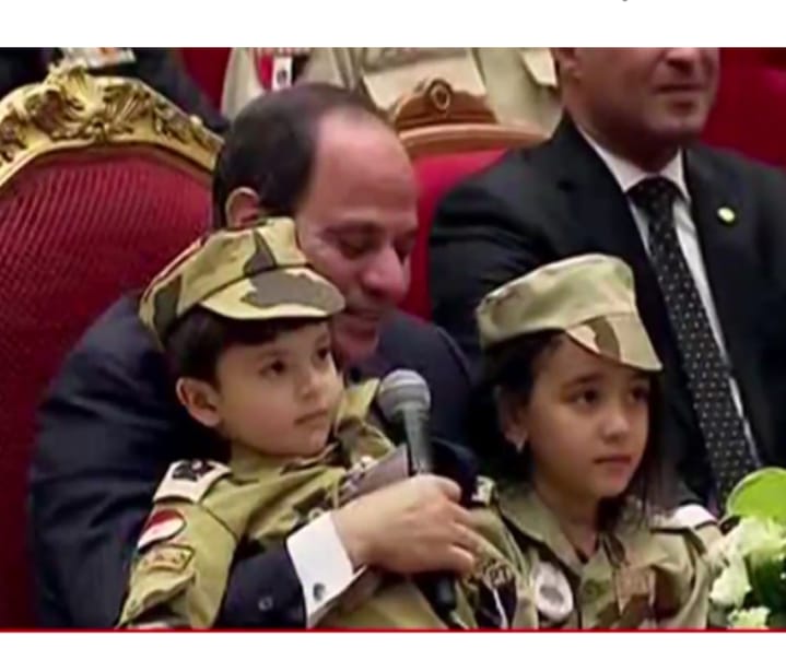 السيسي للطفلين أبناء الشهداء: ”أنتما أبناء الأبطال”