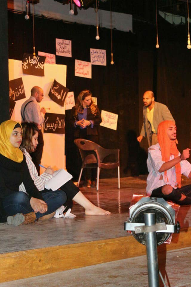 اقبال جماهيري على مسرح الهوسايبر لمشاهدة «مجانين مع مرتبة الشرف»