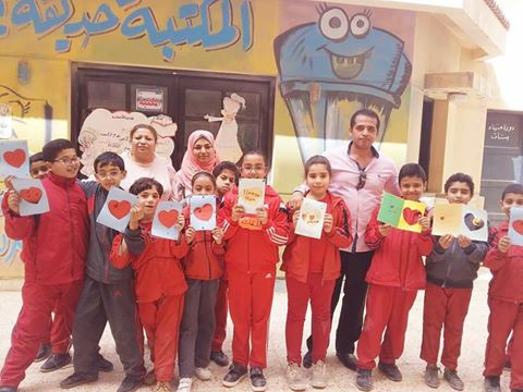 ورشة فنية تصميم ”كروت معايدة لعيد الام ” بثقافة جاهين المنيا