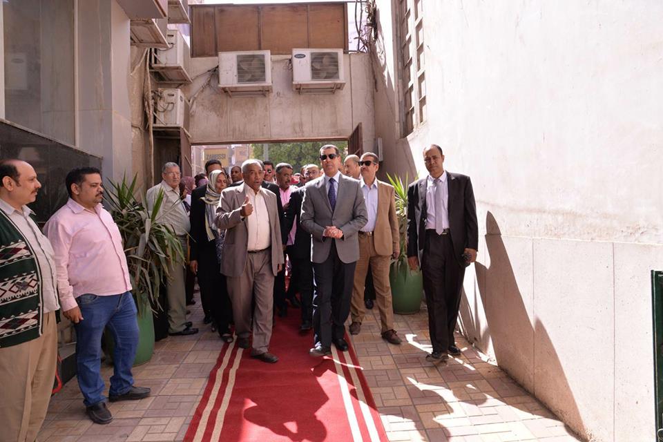 بالصور محافظ أسيوط يتفقد أعمال الحملة الطبية للكشف عن أمراض السكر والضغط وفيروس سي
