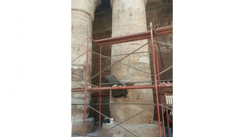 عامل ”يُمحرّ” أعمدة معبد ”هابو” و”الآثار” ترد