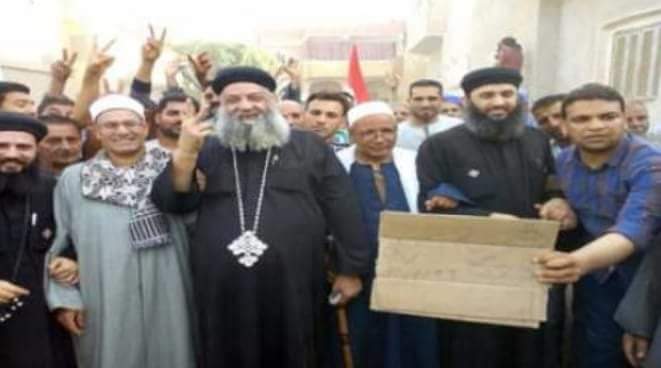 مسيرة يقودها كهنة وشيوخ قرية أبوان لتأييد السيسي بالمنيا