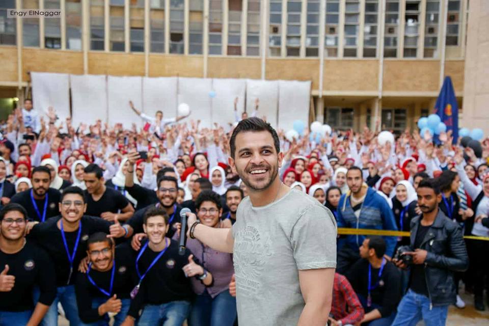 محمد رشاد يغنى مع جمهوره فى حفل الإسكندرية