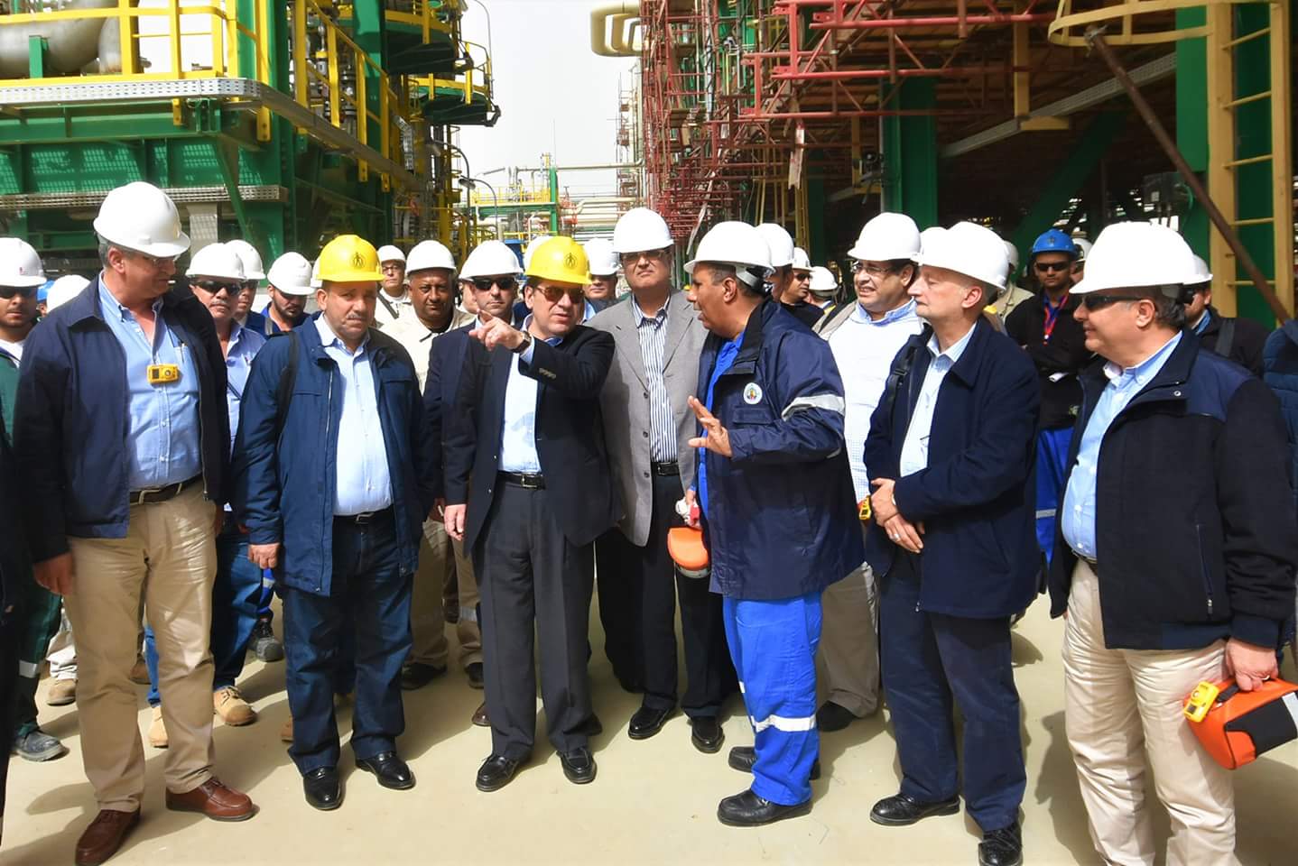 وزير البترول يتفقد سير العمل في حقل ظهر