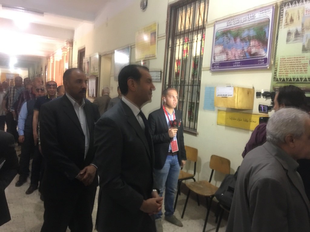 محافظ أسيوط يقف يدلي بصوته فى الانتخابات