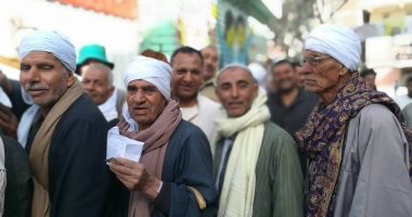 توافد كبير من كبار السن أمام اللجان الانتخابية بمركز كفر صقر بالشرقية