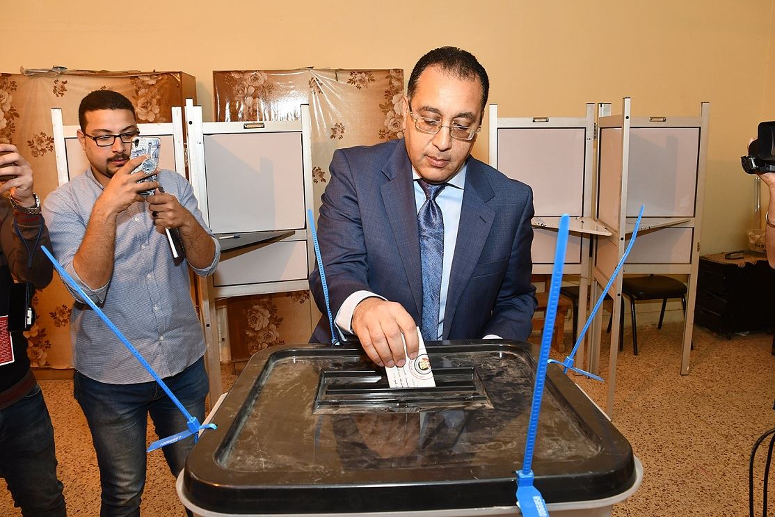 وزير الإسكان يُدلي بصوته بالمدرسة الثانوية الفندقية بمدينة الشيخ زايد