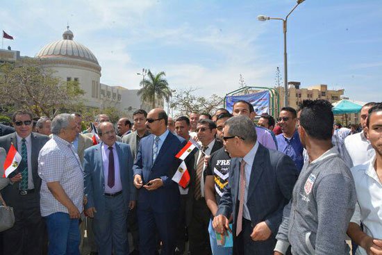 طلاب الفيوم في صحبة رئيس الجامعة للإدلاء بأصواتهم فى الانتخابات الرئاسية