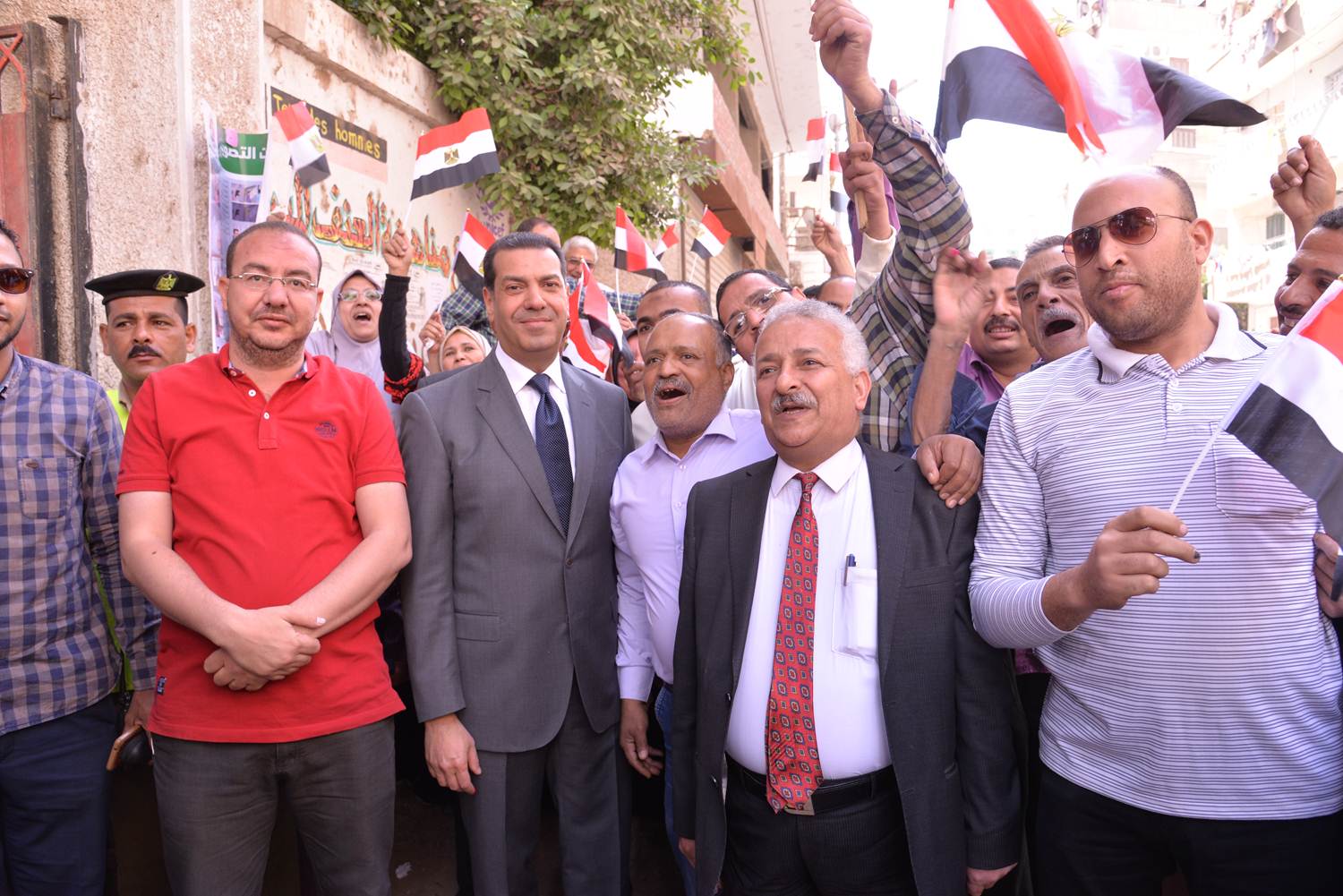 محافظ أسيوط يتفقد مقار اللجان الانتخابية بمدارس الوحدة العربية واسماعيل القبانى