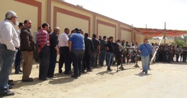 حى عتاقة فى السويس يشهد توافد الناخبين أمام اللجان