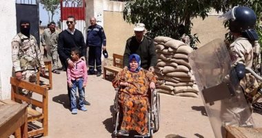 الجيش يساعد سيدة معاقة للإدلاء بصوتها فى الانتخابات بالقليوبية