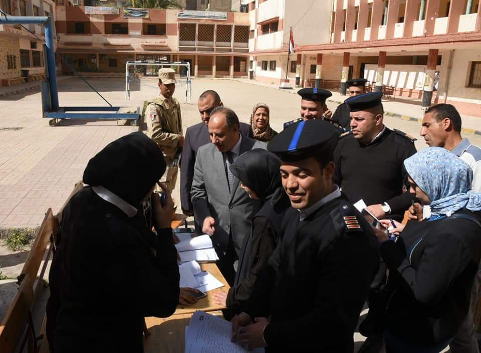 بالصور...محافظ الإسكندرية يتفقد العملية الانتخابية بمدرسة الشهيد اللواء خالد كمال عثمان بجانكليس
