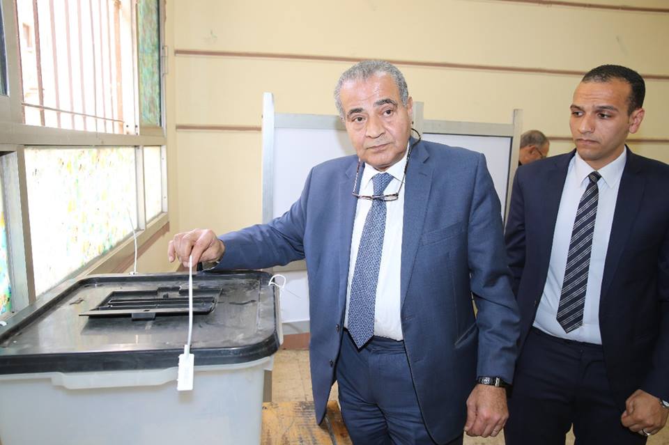 وزير التموين يدلي بصوته بمدرسة ابن خلدون بمنطقة المهندسين