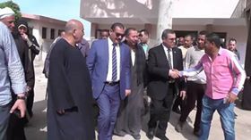بالصور محافظ الفيوم يقوم بجولة تفقدية لعددٍ من لجان الانتخابات الرئاسية