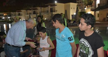 محافظ أسوان يتفقد أطفال المعسكر العلاجى لـ 57357