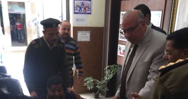 مدير أمن القليوبية يساعد شاب معاق على الإدلاء بصوته بالعبور