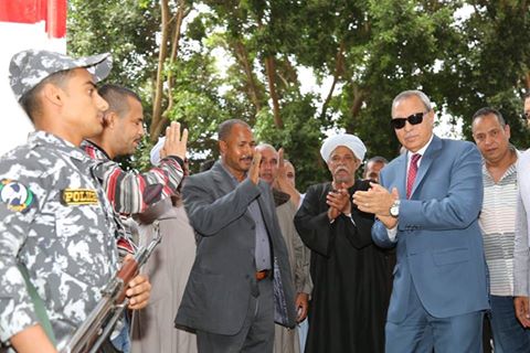 الهجان ومساعد قائد الجيش الثالث الميدانى يتفقدان سير العملية الإنتخابية بقنا