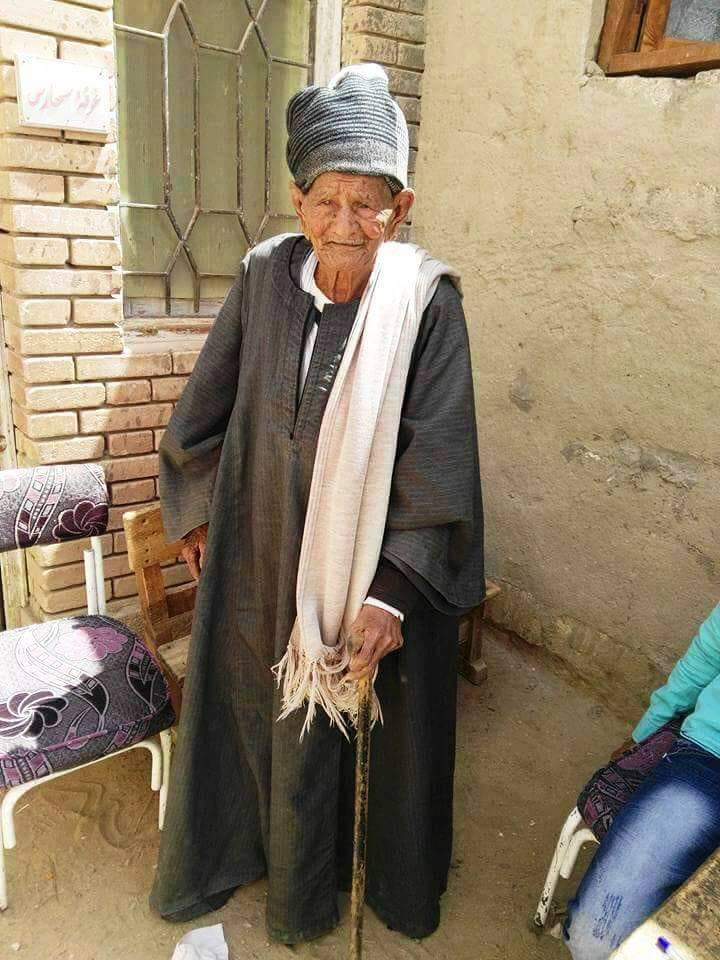 محافظ سوهاج يشيد بعجوز لاصراره على الخروج والادلاء بصوته