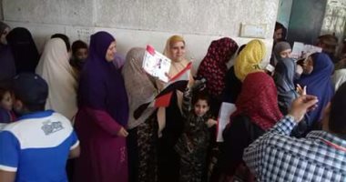 أمن الغربية يوزع العصائر على المواطنين في ثالث أيام الانتخابات