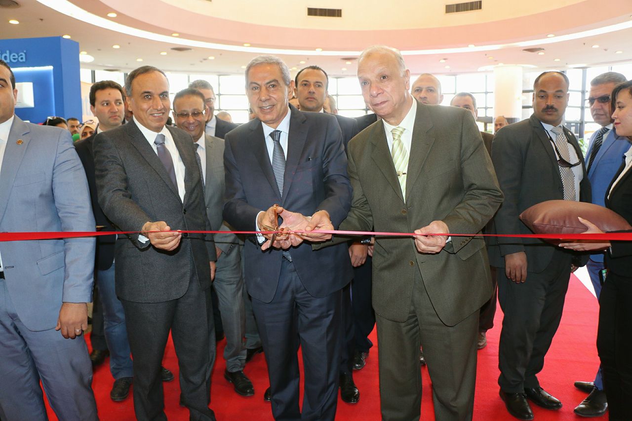 وزير التجارة والصناعة ومحافظ القاهرة يفتتحان معرض ” إندورز ” للأثاث والديكور