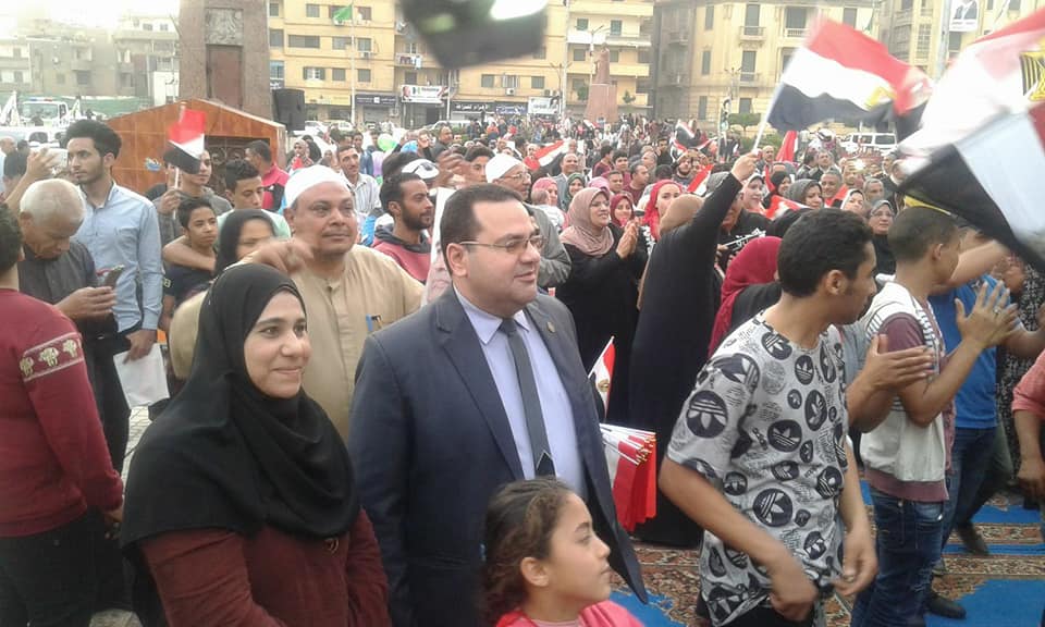 بالصور .. عميرة يشارك المصريين احتفالاتهم بفوز السيسى بفترة رئاسية جديدة