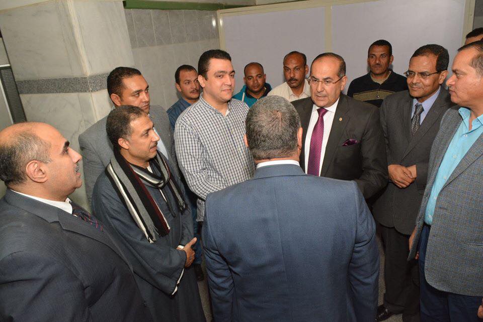 محافظ سوهاج يزور الضباط المصابين فى عملية مداهمة احد اوكار تجارة المخدرات