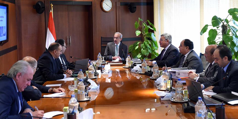 رئيس الوزراء يبحث التطبيق التنفيذي لقانون التأمين الصحي