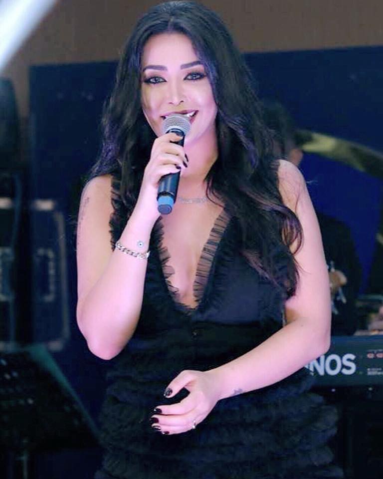 بالصور .. النجمة كاميليا ورد تتألق بالغناء في أجواء مدينة قبرص التركية