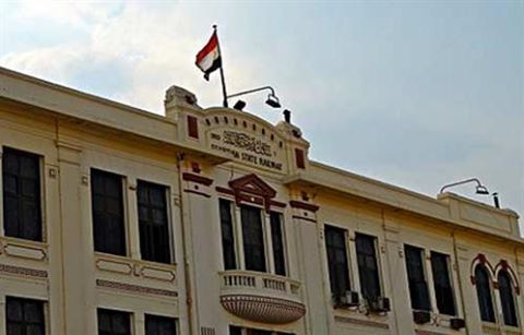 رئيس هيئة السكة الحديد يكافئ خفير مزلقان ليقظته ومنعة وقوع حادثة