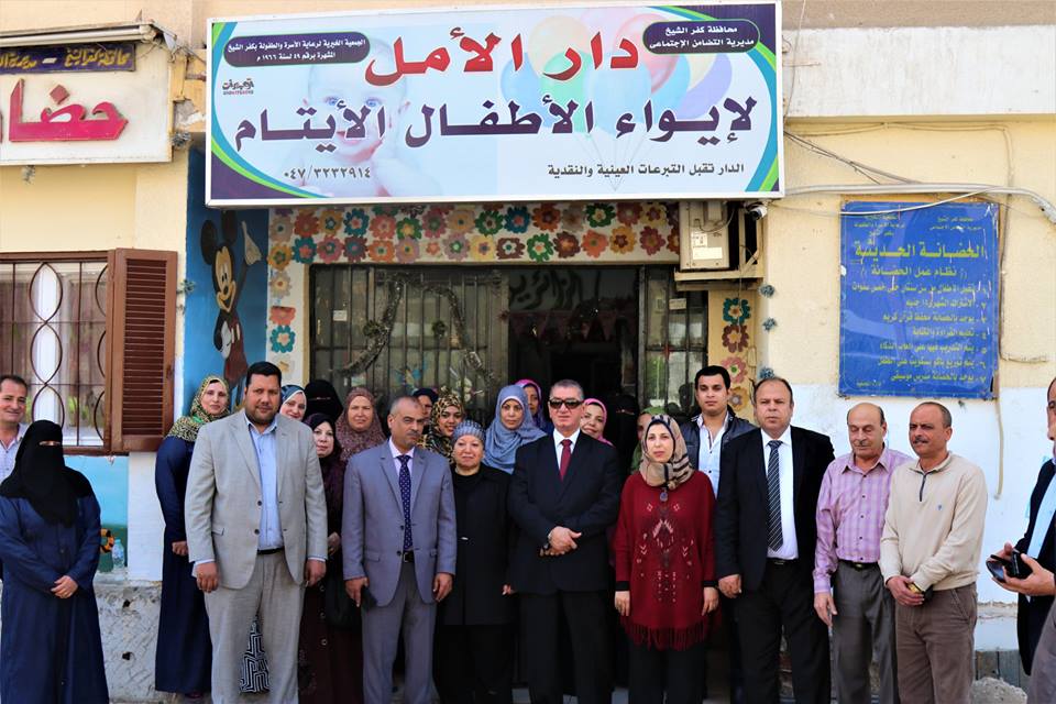 بالصور..محافظ كفر الشيخ يوزع الهدايا علي الأطفال إحتفالًا بيوم اليتيم