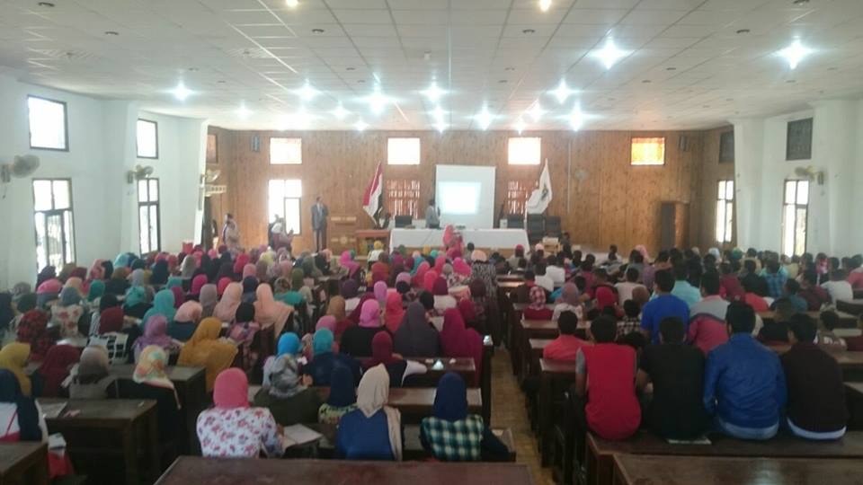 طلاب الوادى الجديد يطالبون المحافظ بعودة القوافل التعليمية المجانية لوزارة الشباب