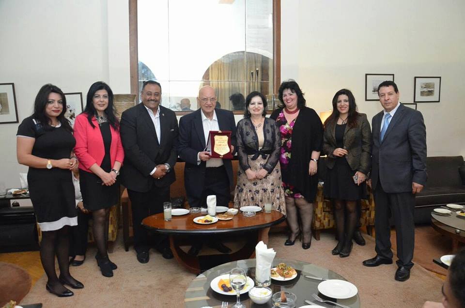 الاديبة ريتا بدر الدين تكرم الكاتب فيصل ندا بنادي ساويرس