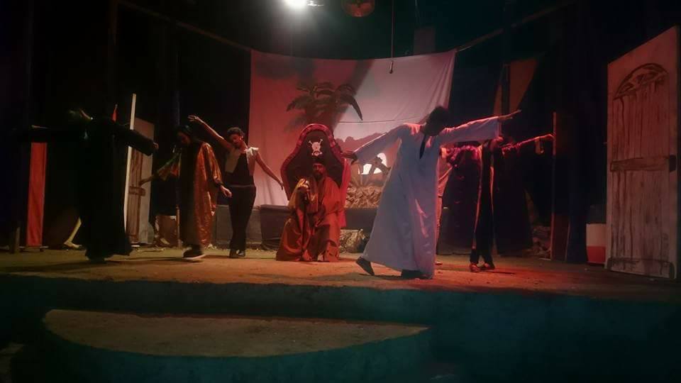 اقبال جماهيري كبير على العرض المسرحي  ”انشطار” بساحل سليم