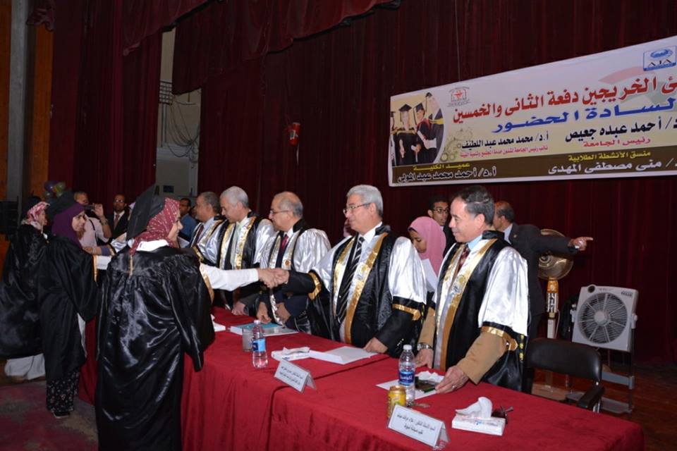 جامعة أسيوط تحتفل بتخريج الدفعة 52 من كلية الصيدلة