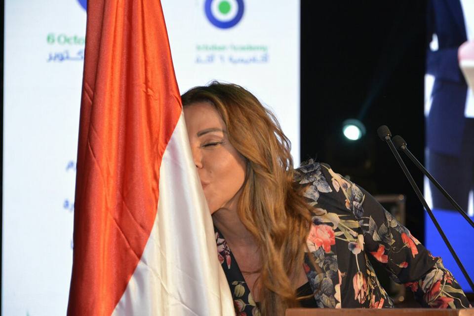 رزان مغربي تؤكد مصريتها بتقبيل العلم المصري