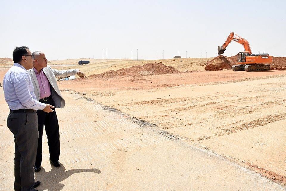 وزير الإسكان يتفقد أعمال توصيل المرافق بأحياء العاصمة الإدارية