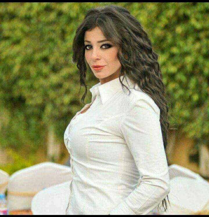 دينا ثروت :- أعشق تراب مصر قلبا وقالبا