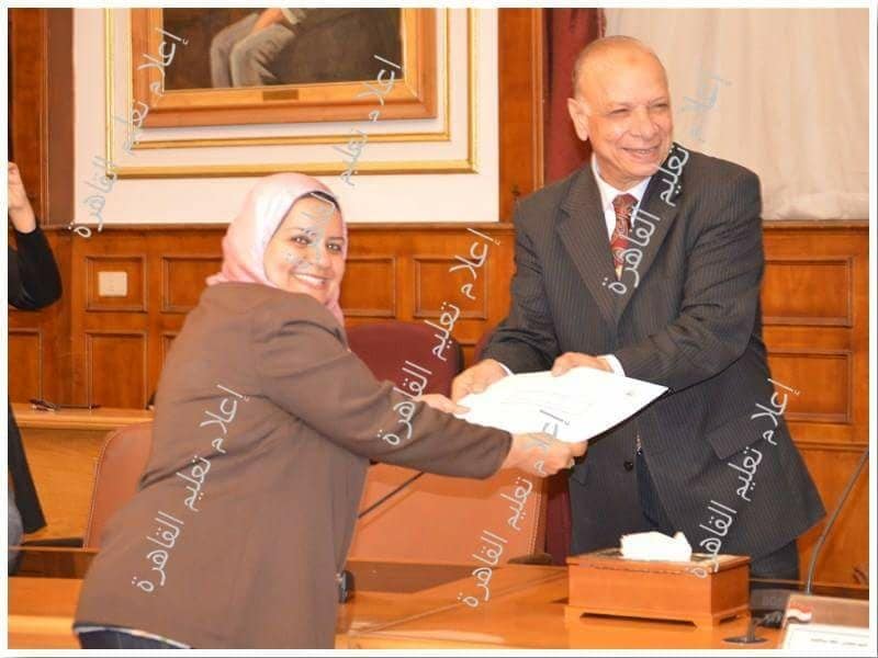 محافظ القاهرة يكرم مدير التعليم ويشيد بأدائة المتميز
