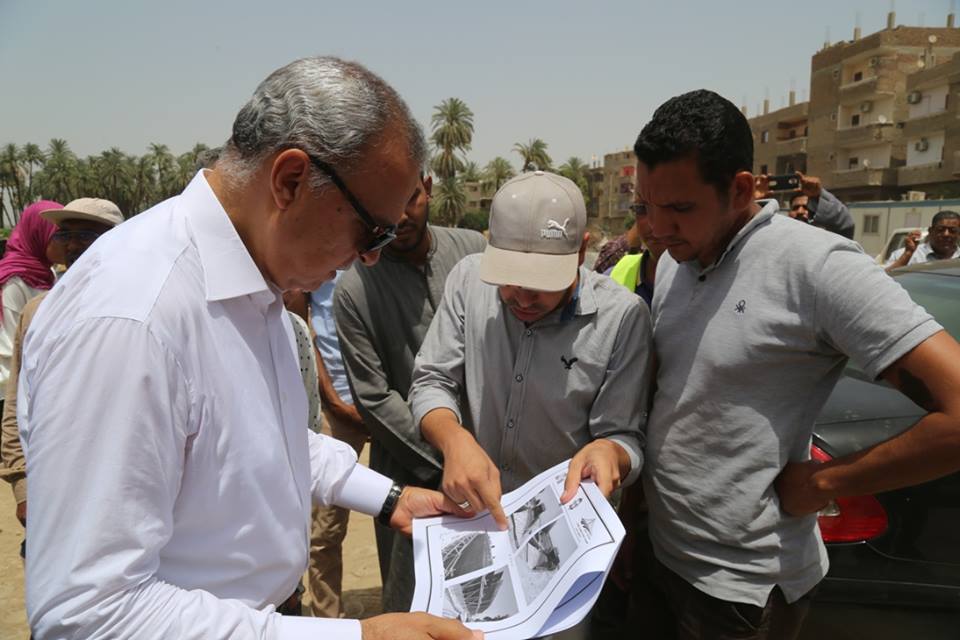 محافظ قنا يتابع الموقف التنفيذي للأعمال أعلى كوبري المزلقان بقوص