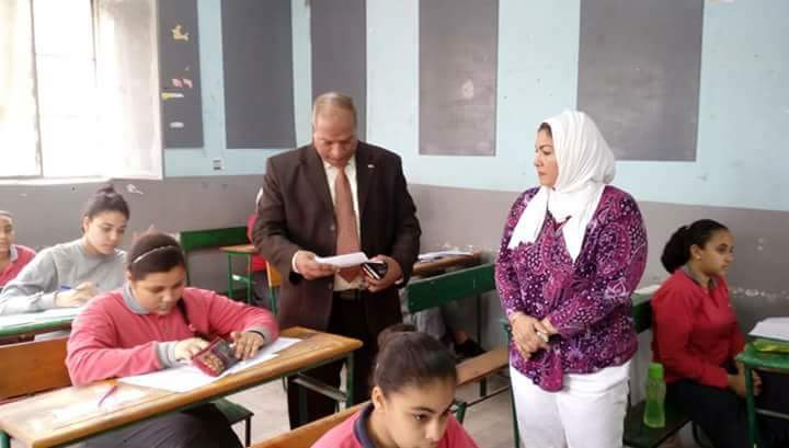 مدير تعليم القاهرة يتابع إمتحان النقل بمدرسة نبيل الوقاد الإعدادية بالنزهة