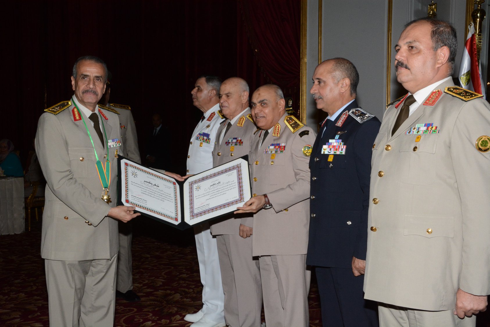 وزير الدفاع والإنتاج الحربى يكرم القادة المحالين للتقاعد